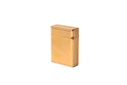 S.T DUPONT
Briquet à gaz plaqué or guilloché.
DImenions...