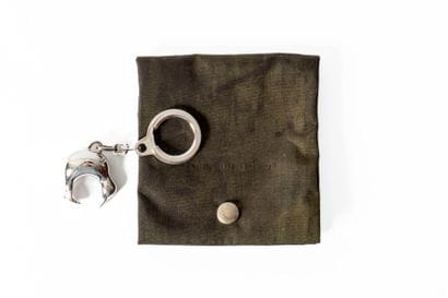 LOUIS VUITTON 
Porte-clés kiwi en acier pour...