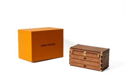 LOUIS VUITTON 
Mini malle courrier en métal...
