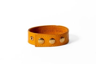 LOUIS VUITTON 
Bracelet en cuir vernis orange...