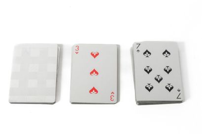 LOUIS VUITTON 
Deux paquets de jeux de cartes...