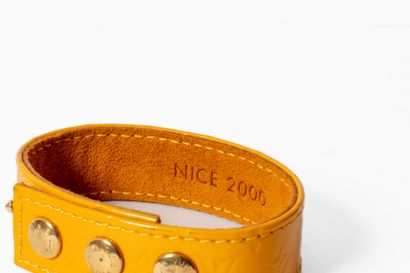 LOUIS VUITTON 
Bracelet en cuir vernis orange...