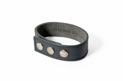 LOUIS VUITTON 
Bracelet en cuir noir. Pour...