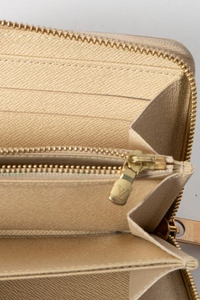 LOUIS VUITTON 
Compagnon en toile monogramme...