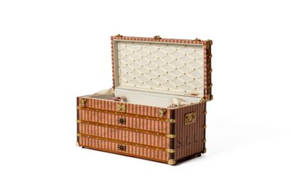LOUIS VUITTON 
Mini malle courrier en métal...