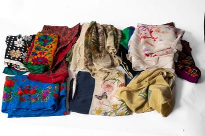 Réunion de foulards à motifs floraux et géométrique.
Diverses...