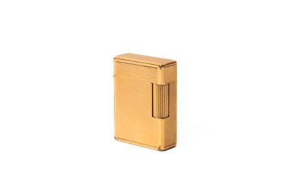 S.T DUPONT
Briquet à gaz plaqué or guilloché.
DImenions...