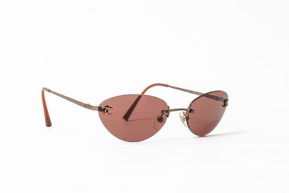 CHANEL
Paire de lunettes de soleil à verres...