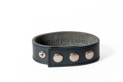 LOUIS VUITTON 
Bracelet en cuir noir. Pour...