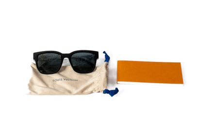 LOUIS VUITTON 
Paire de lunettes de soleil...