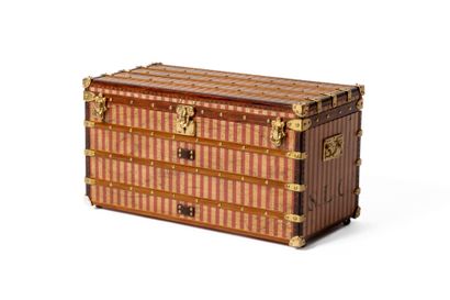 LOUIS VUITTON 
Mini malle courrier en métal...