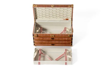 LOUIS VUITTON 
Mini malle courrier en métal...