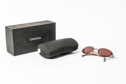 CHANEL
Paire de lunettes de soleil à verres...