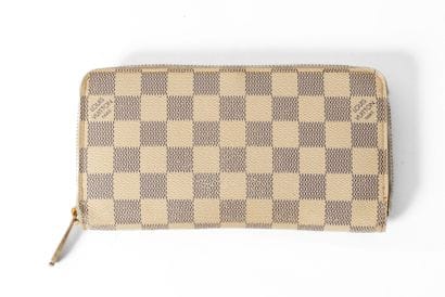 LOUIS VUITTON 
Compagnon en toile monogramme...