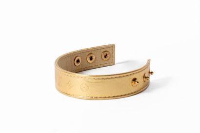 LOUIS VUITTON 
Bracelet en en cuir vernis...