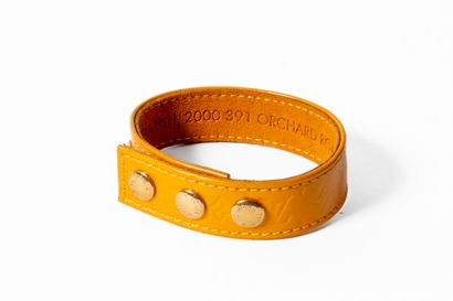 LOUIS VUITTON 
Bracelet en cuir vernis orange...