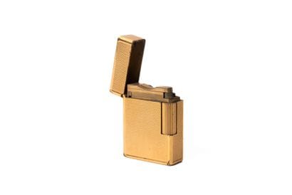 S.T DUPONT
Briquet à gaz plaqué or guilloché.
DImenions...