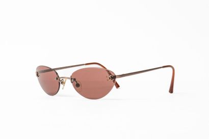 CHANEL
Paire de lunettes de soleil à verres...