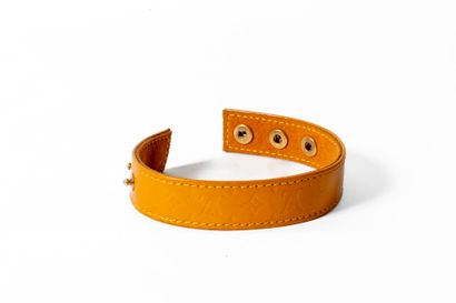 LOUIS VUITTON 
Bracelet en cuir vernis orange...
