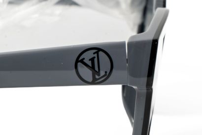 LOUIS VUITTON 
Paire de lunettes de soleil...
