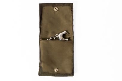 LOUIS VUITTON 
Porte-clés kiwi en acier pour...