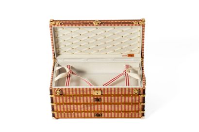 LOUIS VUITTON 
Mini malle courrier en métal...