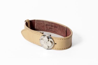 LOUIS VUITTON 
Bracelet en cuir vernis à...