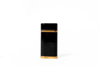 CARTIER
Briquet à gaz en métal doré en laque...
