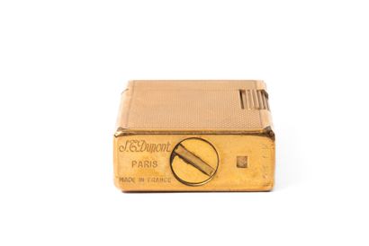 S.T DUPONT
Briquet à gaz plaqué or guilloché.
DImenions...