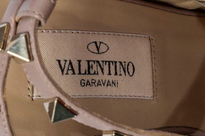 VALENTINO
Cream pump with gold studs
Size:...