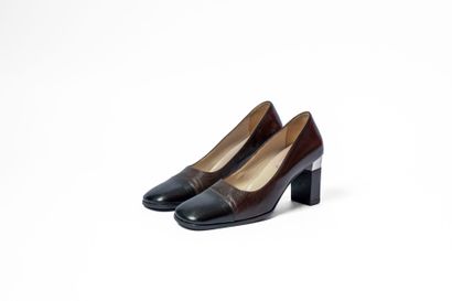CHANEL
Brown and black leather pumps for...