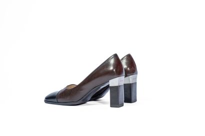 CHANEL
Brown and black leather pumps for...