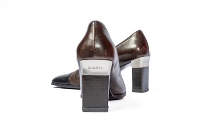 CHANEL
Brown and black leather pumps for...