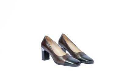 CHANEL
Brown and black leather pumps for...
