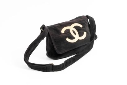 CHANEL BEAUTY
Messenger bag in black terry...