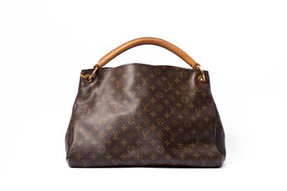 LOUIS VUITTON
Artsy bag in monogram canvas...