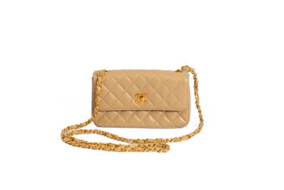 CHANEL
Small clutch bag with flap in beige...