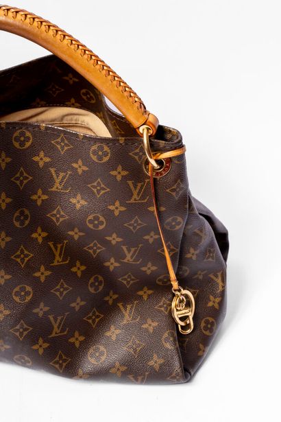 LOUIS VUITTON
Artsy bag in monogram canvas...