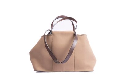 HERMES 
Tote bag in coffee-colored canvas...