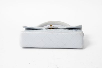 CHANEL
Handbag with flap in white quilted...
