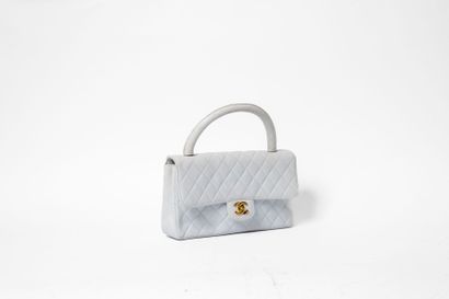 CHANEL
Handbag with flap in white quilted...