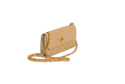 CHANEL
Small clutch bag with flap in beige...
