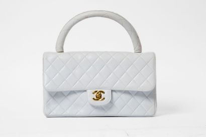 CHANEL
Handbag with flap in white quilted...