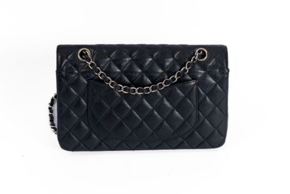 CHANEL 
Classic bag with 25 cm double flap....
