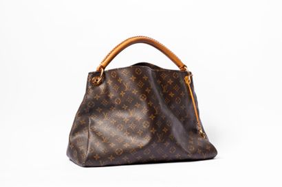 LOUIS VUITTON
Artsy bag in monogram canvas...