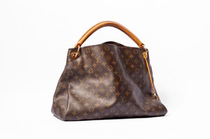 LOUIS VUITTON
Artsy bag in monogram canvas...