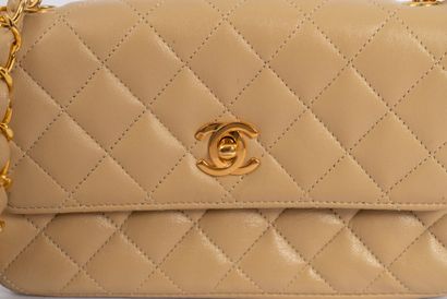 CHANEL
Small clutch bag with flap in beige...