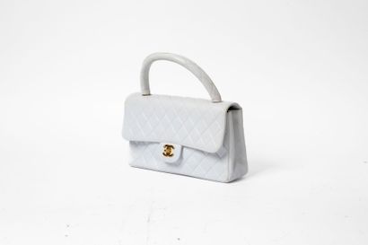 CHANEL
Handbag with flap in white quilted...
