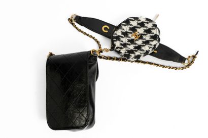 CHANEL BEAUTY
Shoulder clutch in black quilted...