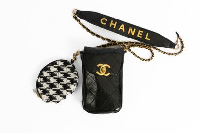 CHANEL BEAUTY
Shoulder clutch in black quilted...